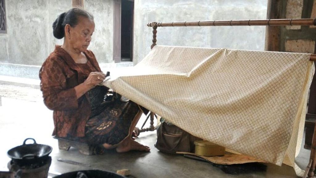 Surabaya merayakan batik, dari ruang pamer hingga Sungai Kalimas